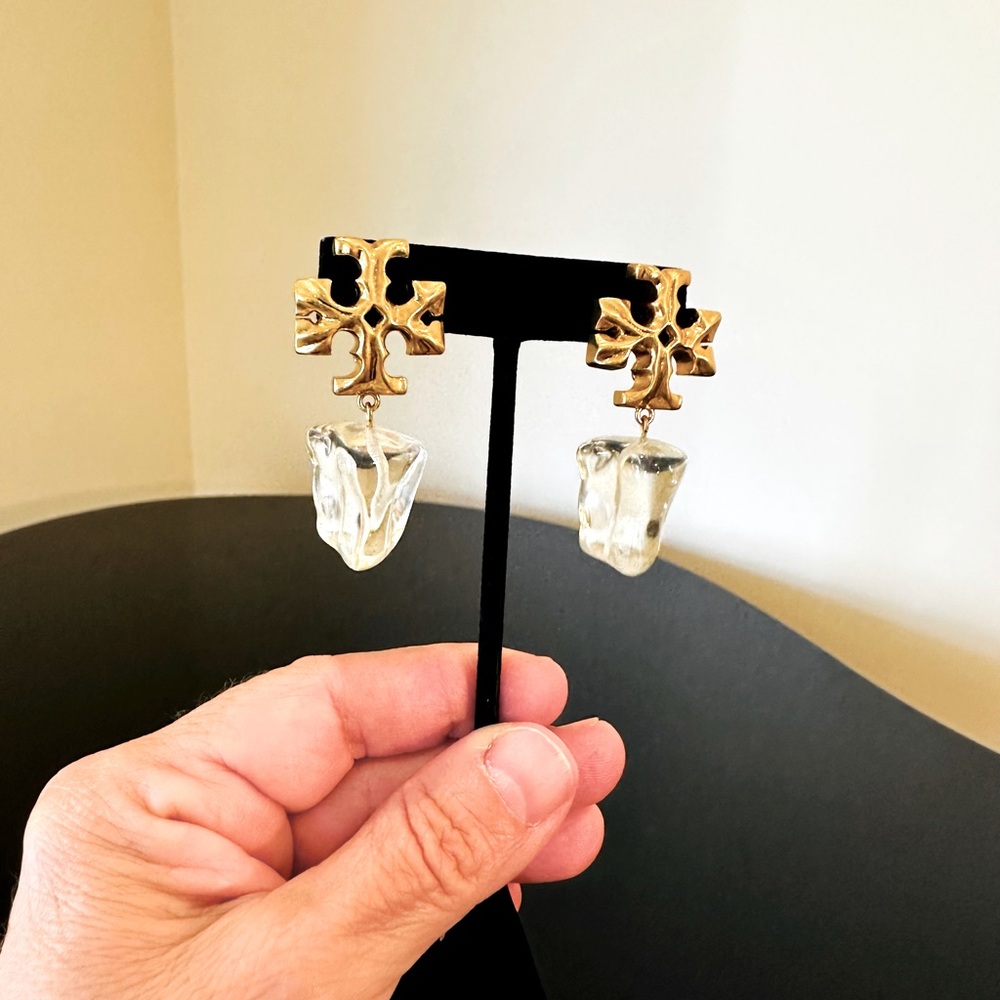 Tory Burch NWT Authentic luxury runway couture RARE logo resin drop earring - Picture 11 of 14